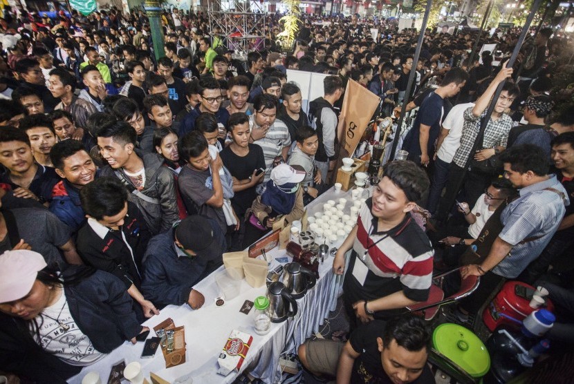 Ribuan warga antre untuk mendapatkan kopi gratis saat acara Malioboro Coffee Night di Jl. Malioboro, Yogyakarta, Rabu (3/10).