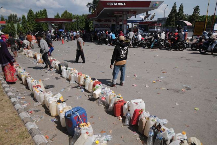 Warga antrean dengan jeriken di salah satu Stasiun Pengisian Bahan Bakar Umum (SPBU) untuk mengisi solar (ilustrasi).