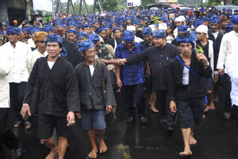 Ribuan warga Baduy disambut jajaran Muspida Pemkab Lebak saat memasuki Kota Rangkas Bitung untuk melaksanakan tradisi Seba ke Kantor Bupati Lebak, di Lebak, Banten, Jumat (13/5).