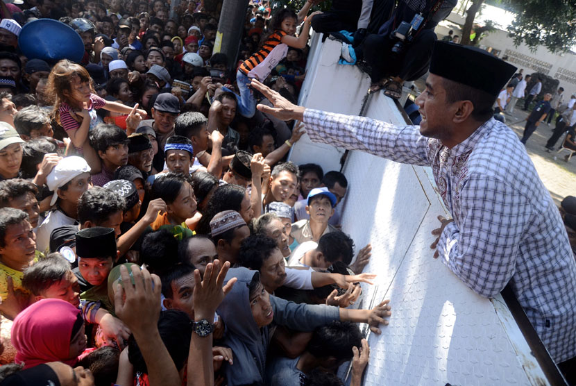  Ribuan warga berdesakan untuk bersilaturahmi di kediaman Wakil Presiden terpilih Jusuf Kalla, di Makassar, Sulsel, Selasa (29/7).
