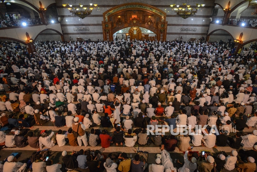  Ribuan warga melaksanakan Shalat Subuh Berjamaah di Masjid Pusat Dakwah Islam (Pusdai) Kota Bandung, Jawa Barat, Senin (12/12).