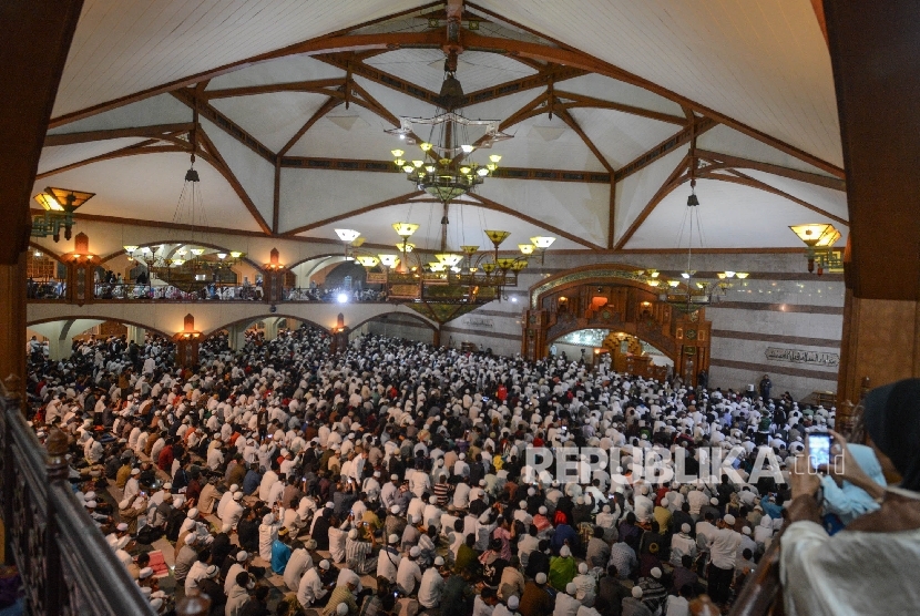  Ribuan warga bersiap untuk melaksanakan Shalat Subuh Berjamaah di Masjid Pusat Dakwah Islam (Pusdai) Kota Bandung, Jawa Barat, Senin (12/12).
