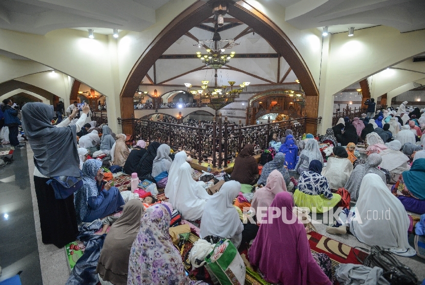  Ribuan warga bersiap untuk melaksanakan Shalat Subuh Berjamaah di Masjid Pusat Dakwah Islam (Pusdai) Kota Bandung, Jawa Barat, Senin (12/12). 