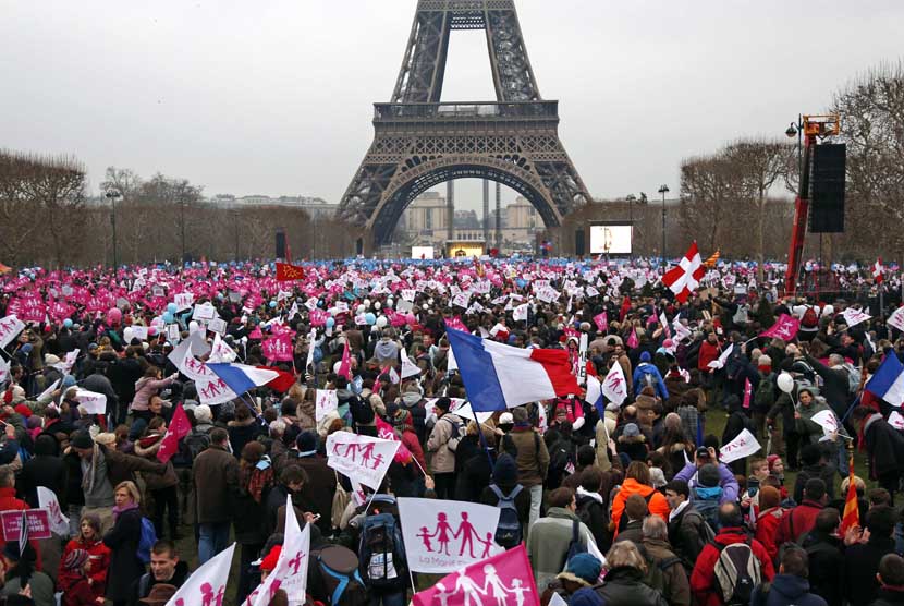   Ribuan warga berunjuk rasa di Champ de Mars dekat Menara Eiffel memprotes rencana legalisasi pernikahan sesama jenis di Paris, Ahad (13/1).  (Reuters/Charles Platiau) 