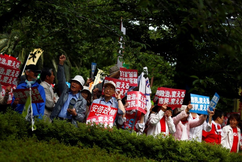 Ribuan warga berunjuk rasa di Tokyo, Ahad (5/6), menyatakan ketidaksetujuannya dengan kebijakan PM Shinzo Abe.