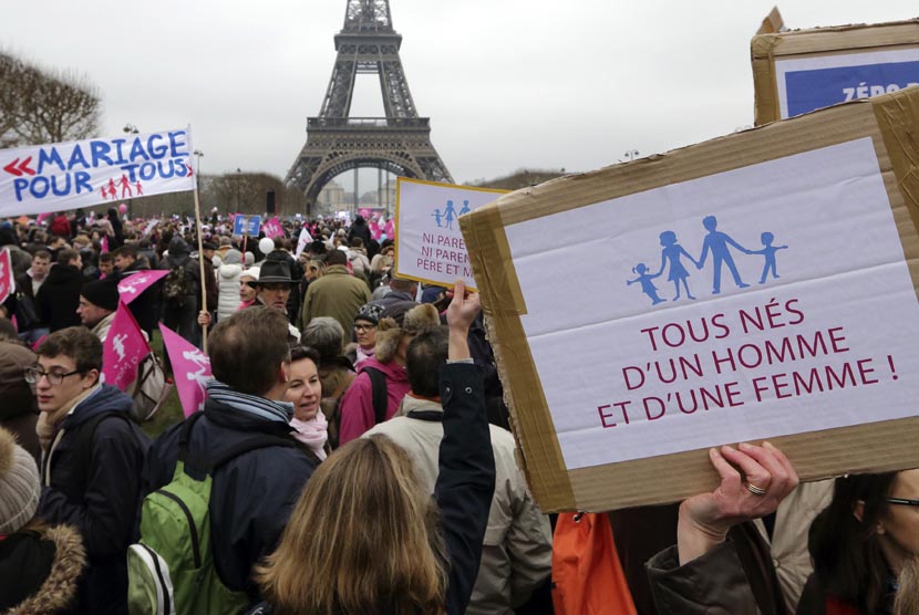  Ribuan warga berunjuk rasa memprotes rencana legalisasi pernikahan sesama jenis di Paris,Ahad (13/1). (Reuters/Philippe Wojazer)