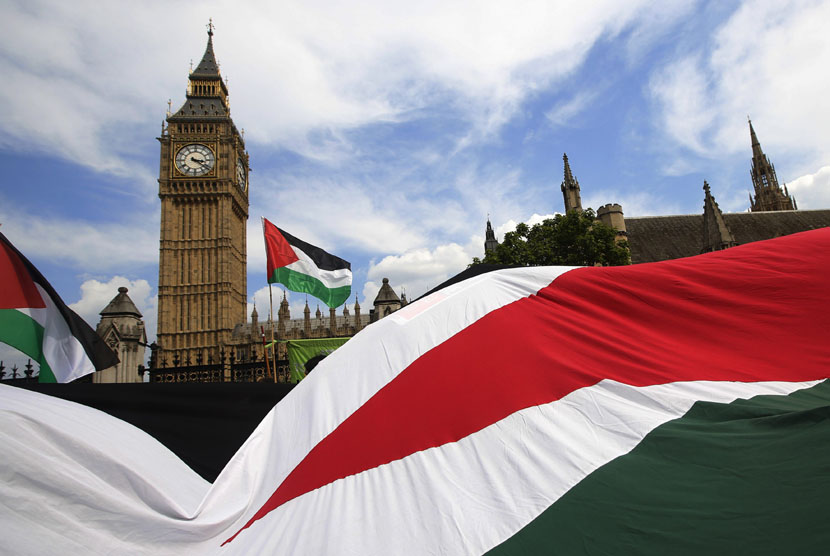  Ribuan warga berunjuk rasa mengecam agresi Israel ke Gaza di depan Gedung Parlemen Inggris di London, Sabtu (26/7). (REUTERS/Luke MacGregor) 