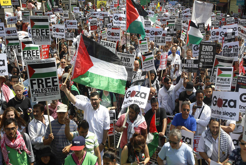   Ribuan warga berunjuk rasa mengecam agresi militer ke Gaza di depan Kedubes Israel di London, Sabtu (26/7). (REUTERS/Luke MacGregor) 