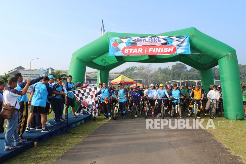 Ribuan warga dari Purwakarta, Subang, Karawang mengikuti fun bike yang diselenggarakan Lanud Suryadarma Kalijati, Subang, Ahad (29/4).