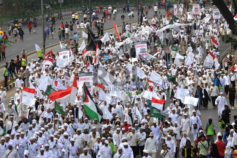  Ribuan warga dari sejumlah ormas Islam menggelar parade tauhid Indonesia saat melintas di kawasan Bundaran HI, Jakarta, Ahad (16/8).  (Republika/Agung Supriyanto)