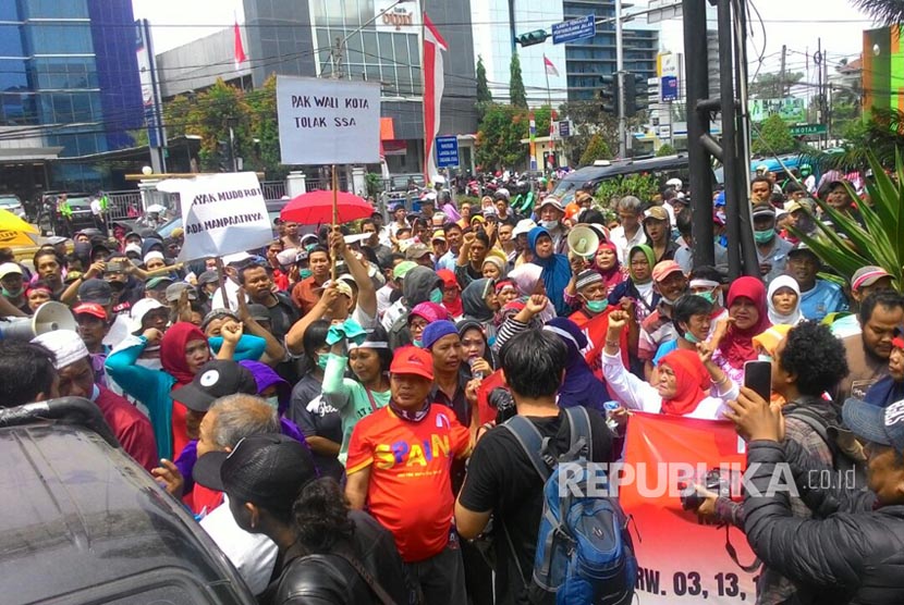 Ribuan warga Depok turun ke jalan melakukan aksi demo tolak penerapan Sistem Satu Arah (SSA). Aksi semo turun ke jalan berakhir di depan kantor Wali Kota, Depok, Kamis (7/9). 