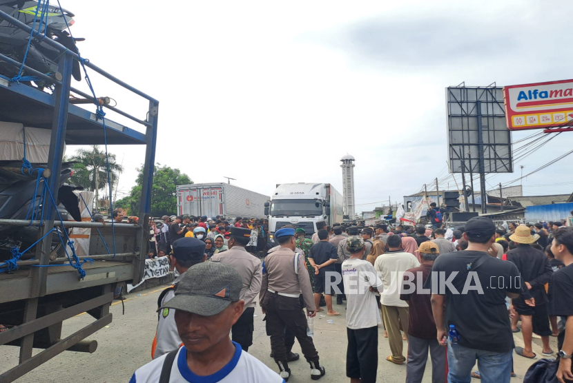Ribuan warga Desa Eretan Wetan, Kecamatan Kandanghaur, Kabupaten Indramayu menggelar aksi unjuk rasa memprotes sikap pemerintah yang dinilai tutup mata pada warga yang dilanda banjir rob hampir setiap hari. 