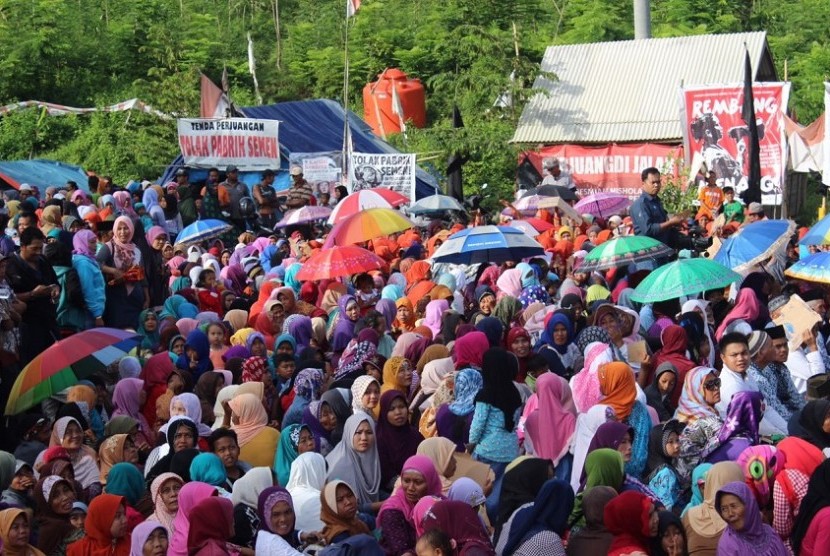 Ribuan warga di Ring 1 wilayah pembangunan pabrik Semen Indonesia di Rembang (Semen Rembang), Jawa Tengah, menduduki tenda perjuangan yang biasa digunakan penolak pabrik semen, Kamis (8/12). 