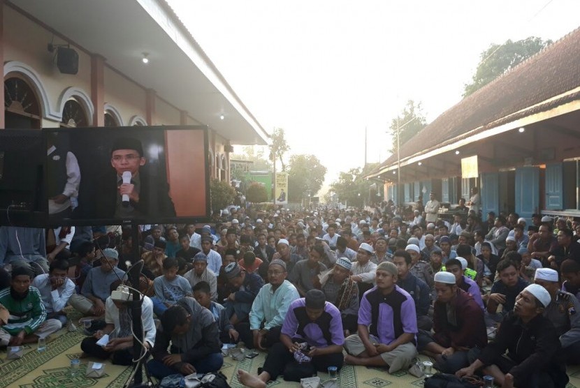 Ribuan warga di Simo, Kabupaten Boyolali, Jawa Tengah, menunaikan shalat shubuh berjamaah bersama Gubernur NTB TGH Muhammad Zainul Majdi atau Tuan Guru Bajang (TGB) di Masjid Riyadlul Jannah (MRJ), Simo, Kabupaten Boyolali, Jawa Tengah, Jumat (30/3).  