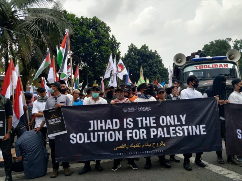 Ribuan warga di Tasikmalaya melakukan aksi solidaritas untuk Palestina di depan Masjid Agung Kota Tasikmalaya, Jumat (21/5).