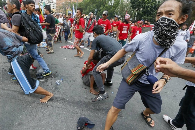 Ribuan warga Filipina menggelar protes anti-Amerika Serikat (AS) di depan kantor Kedutaan Besar AS di Manila pada Rabu (19/10). Protes berakhir ricuh.