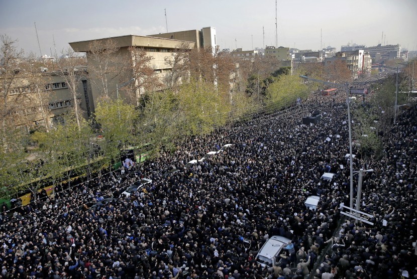 Ribuan warga Iran menghadiri pemakaman mantan pemimpin Iran Akbar Hashemi Rafsanjani di Teheran (10/1).