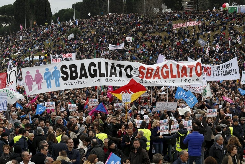 Ribuan warga Italia berunjuk rasa di Roma, Sabtu (30/1), menolak pengesahan legal LGBT. Mereka memanggul spanduk bertuliskan 'Ini Adalah Kesalahan Bahkan Jika Ini Dijadikan UU'.