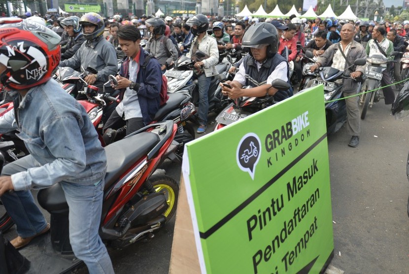 Ribuan warga Jabodetabek membawa motor mereka antre ketika mendaftarkan diri sebagai pengemudi ojek GRAB Bike di Senayan, Jakarta, Rabu (12/8).    (Antara/Saptono)