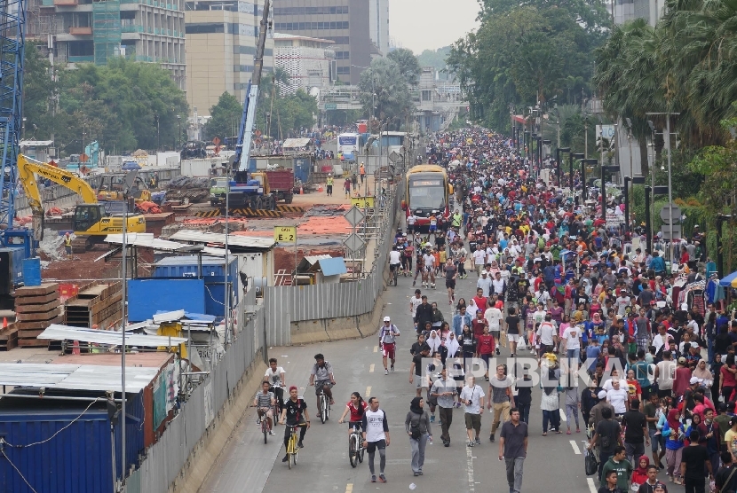 Ribuan warga jakarta memadati Jl Thamrin Jakarta, saat berlakunya waktu CFD, Ahad (14/5).