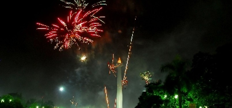 Ribuan warga Jakarta menyaksikan pesta kembang api di kawasan Monas saat malam pergantian tahun baru 2011, Jakarta.