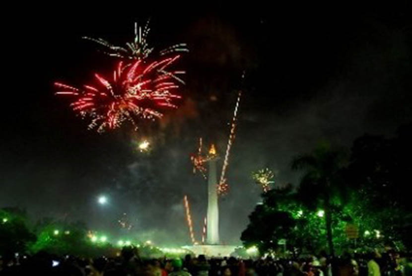 Ribuan warga Jakarta menyaksikan pesta kembang api di kawasan Monas saat malam pergantian tahun baru 2011, Jakarta.