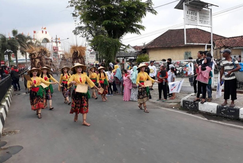 Ribuan warga Kabupaten Purwakarta, menonton parade sosial budaya yang diselenggarakan FSPMI dalam rangka peringatan Mayday, Senin (1/5).