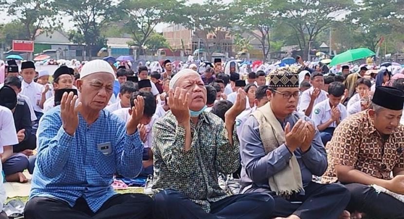Ribuan warga Karanganyar melakukan shalat istisqa di Lapangan Raden Mas Said, Selasa (10/10/2023).