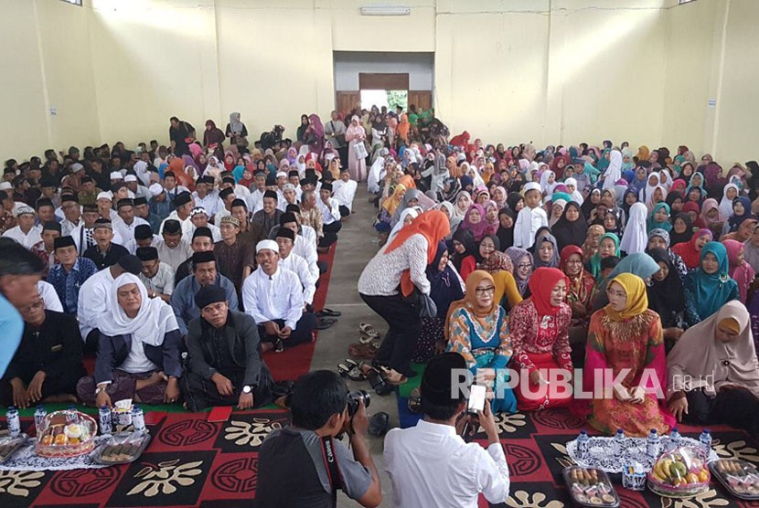 Ribuan warga Kecamatan Darangdan, Kabupaten Purwakarta, menggelar do'a bersama untuk Bupati Dedi Mulyadi, yang terdzalimi oleh elit Partai Golkar, Jumat (17/11).