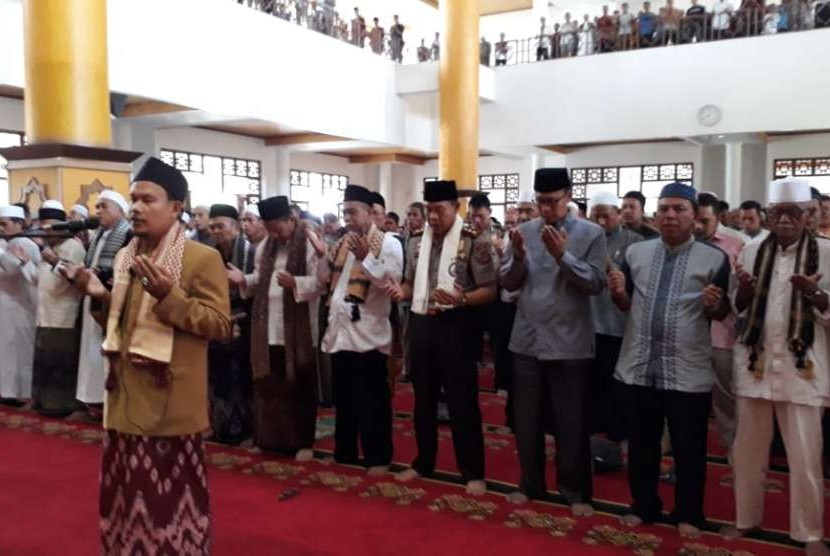 Ribuan warga Kota Sukabumi mengikuti shalat ghaib untuk korban bencana di Sulawesi Tengah selepas shalat Jumat di Masjid Agung Sukabumi Jumat (5/10).