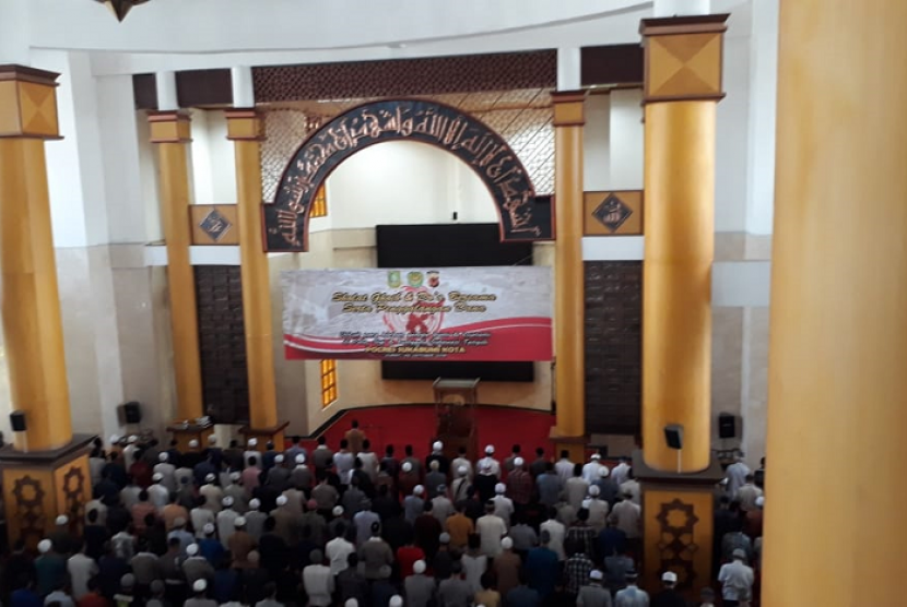 Ribuan warga Kota Sukabumi mengikuti shalat ghaib untuk korban bencana di Sulawesi Tengah selepas shalat Jumat di Masjid Agung Sukabumi Jumat (5/10).