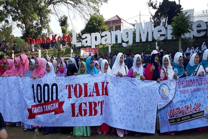 Ribuan warga Kota Sukabumi menolak LGBT dengan menggelar aksi tandatangan di Lapangan Merdeka Kota Sukabumi Ahad (21/10).