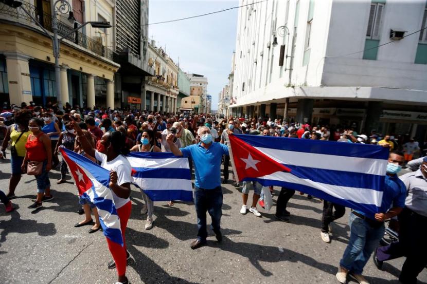 Ribuan warga Kuba turun ke jalan dan menggelar demonstrasi menentang krisis ekonomi pada Ahad (11/7).