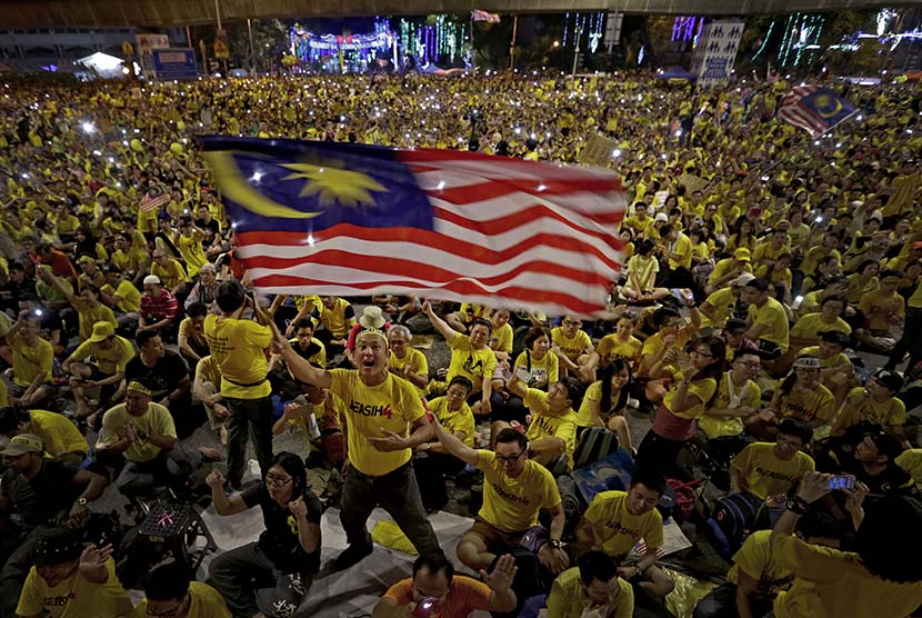 RIbuan warga Malaysia turun ke jalan kota Kuala Lumpur, mendesak PM Najib Razak mengundurkan diri dari jabatannya.  (EPA/Ritchie B. Tongo)