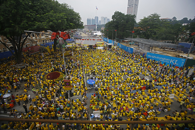 Ribuan warga Malaysia turun ke jalan kota Kuala Lumpur, mendesak PM Najib Razak mengundurkan diri dari jabatannya.   (EPA/Ahmad Yusni)