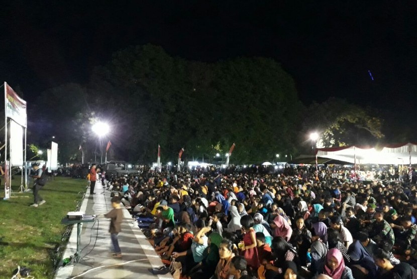 Ribuan warga Mataram memadati Lapangan Sangkareang untuk menyaksikan pemutaran film ‘Pengkhianatan G30S/PKI’ pada Sabtu (30/9) malam. 