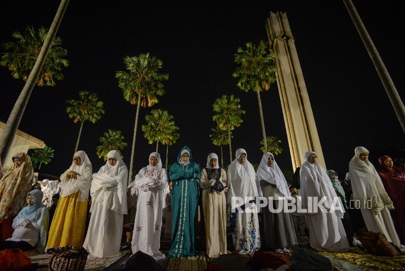 Ribuan warga melaksanakan Shalat Subuh Berjamaah di Masjid Pusat Dakwah Islam (Pusdai) Kota Bandung, Jawa Barat, Senin (12/12).