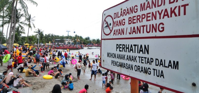 Ribuan warga memadati Pantai Ancol, Jakarta Utara/ilustrasi