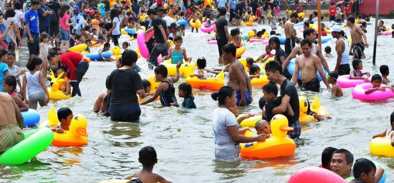 Ribuan warga memadati Pantai Ancol, Jakarta Utara. (Aditya Pradana Putra)