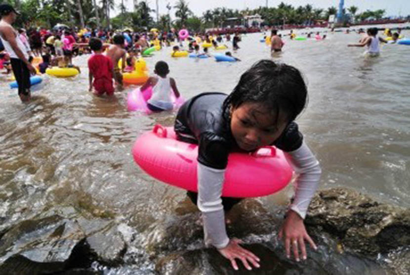 Ribuan warga memadati Pantai Ancol, Jakarta Utara, Ahad (25/12), untuk mengisi waktu liburan cuti bersama Natal 2011. (Aditya Pradana Putra)