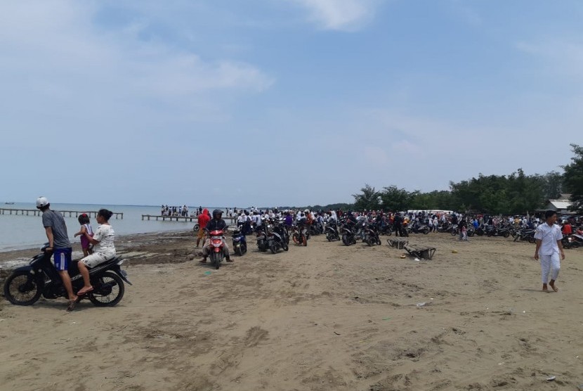 Ribuan warga memadati Pantai Tanjung Pakis, Desa Tanjung Pakis, Kecamatan Pakisjaya, Karawang, yang diduga jadi lokasi jatuhnya pesawat Lion Air JT 610 rute Jakarta-Pangkal Pinang, Senin (29/10).