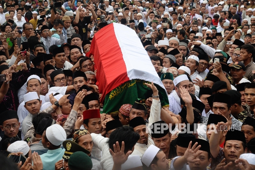 Ribuan warga membawa keranda jenazah Almarhum KH. Hasyim Muzadi saat proses pemakaman di komplek Pondok Pesantren Al-Hikam, Depok, Jabar, Kamis (16/3). 