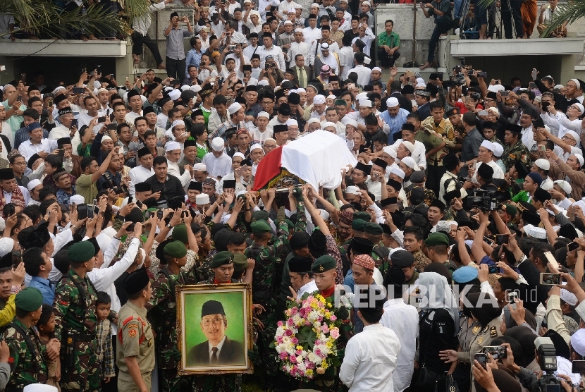 Ribuan warga membawa keranda jenazah Almarhum KH. Hasyim Muzadi saat proses pemakaman di komplek Pondok Pesantren Al-Hikam, Depok, Jabar, Kamis (16/3). 