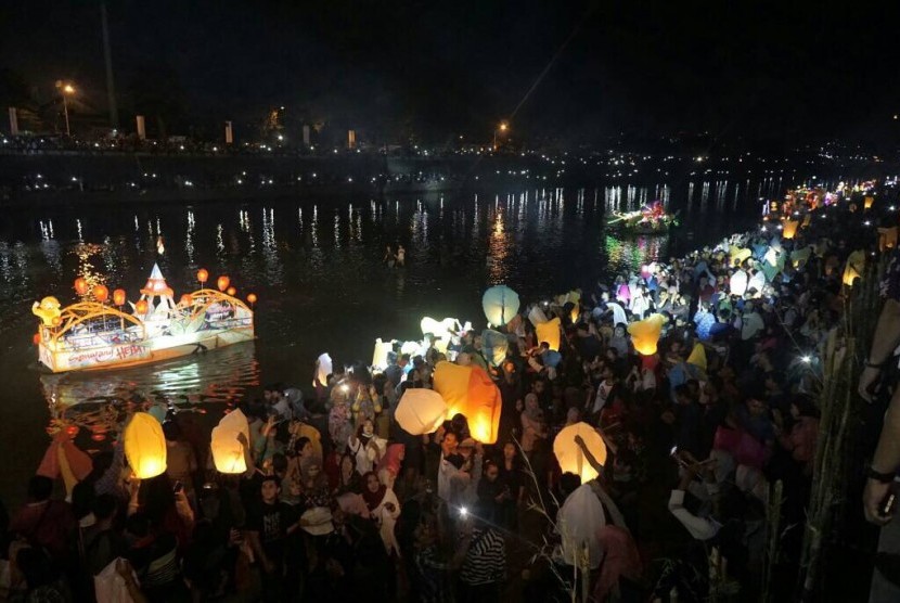 Ribuan warga menerbangkan lampion rayakan hari jadi Kota Semarang