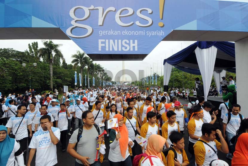  Ribuan warga mengikuti jalan santai memeriahkan acara peluncuran Gerakan Ekonomi Syariah (GRES!) di Lapangan Silang Monas, Jakarta, Ahad (17/11). (Republika/Aditya Pradana Putra)