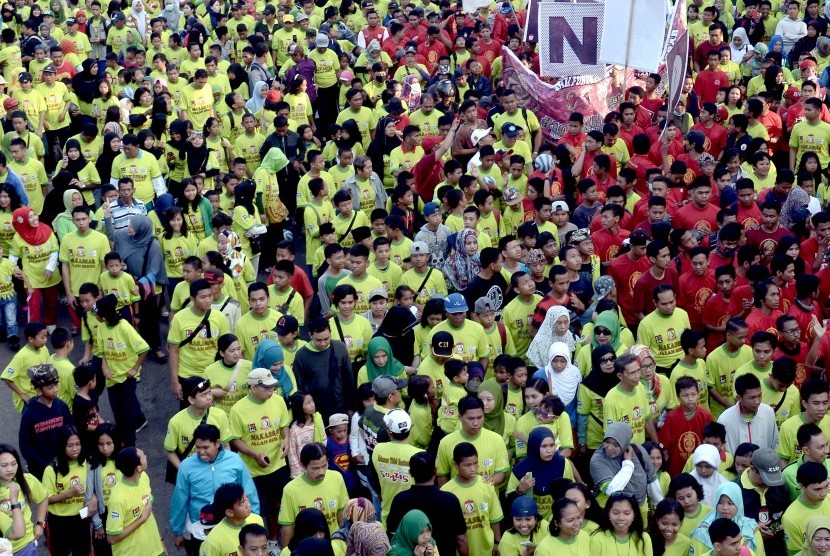 Ribuan warga mengikuti kegiatan Jalan Sehat 2015 di Makassar, Sulawesi Selatan, Minggu (1/11).
