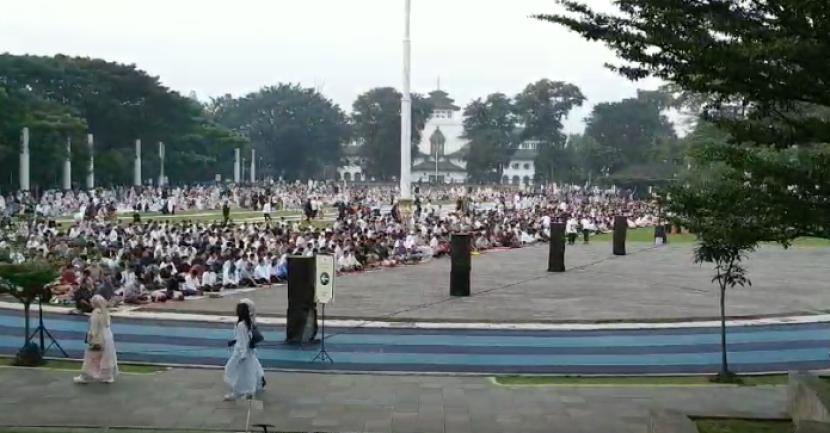 Ribuan warga mengikuti Shalat Idul Fitri 1445 H yang digelar Pemprov Jawa Barat, di Lapangan Gasibu, Kota Bandung, Rabu (10/4/2024). Dalam kesempatan itu hadir Pj Gubernur Jawa Barat Bey Machmudin. 