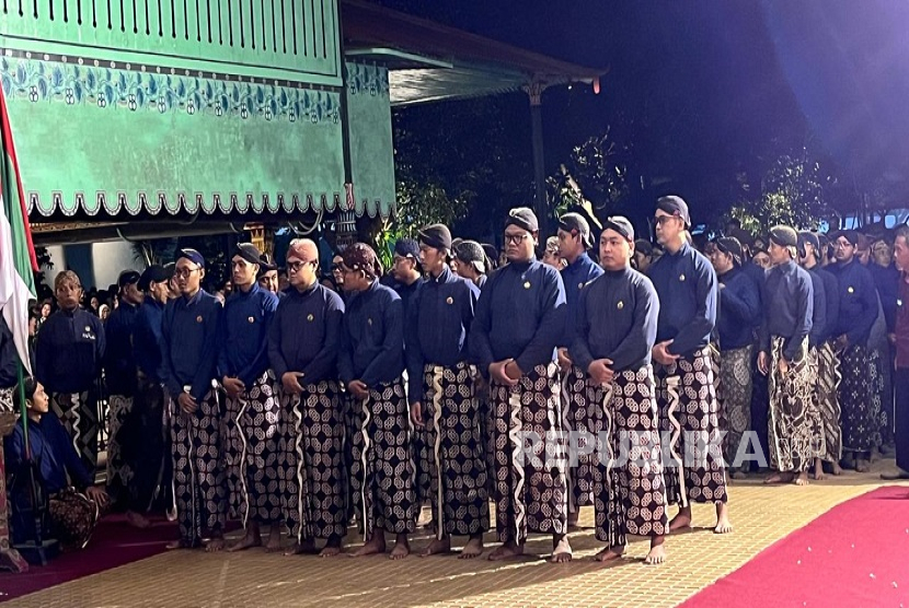 Ribuan warga mengikuti tradisi Mubeng Beteng atau Lampah Ratri yang digelar dalam rangka memperingati malam 1 Sura atau tahun baru dalam kalender Jawa, Kamis (26/6/2025) malam hingga Jumat (27/6/2025) dini hari. 