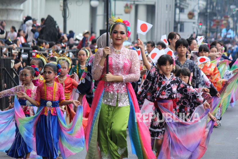 Ribuan warga meramaikan kegiatan Festival Asia Afrika yang digelar di sepanjang Jalan Asia Afrika, Kota Bandung, Sabtu (18/10/2025). 