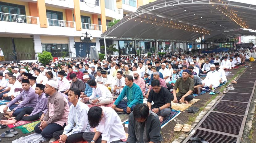 Ribuan warga Muhammadiyah menunaikan sholat Idul Fitri 1444 Hijriyah di Grand Mall Bekasi, Jumat (21/4/2023).